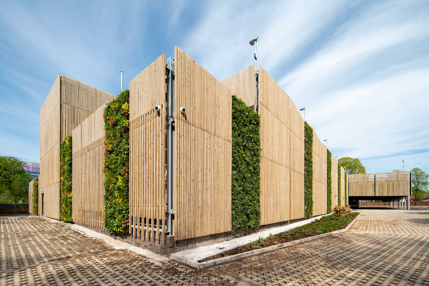 Etagenparkhaus mit Holz- und Pflanzenfassade