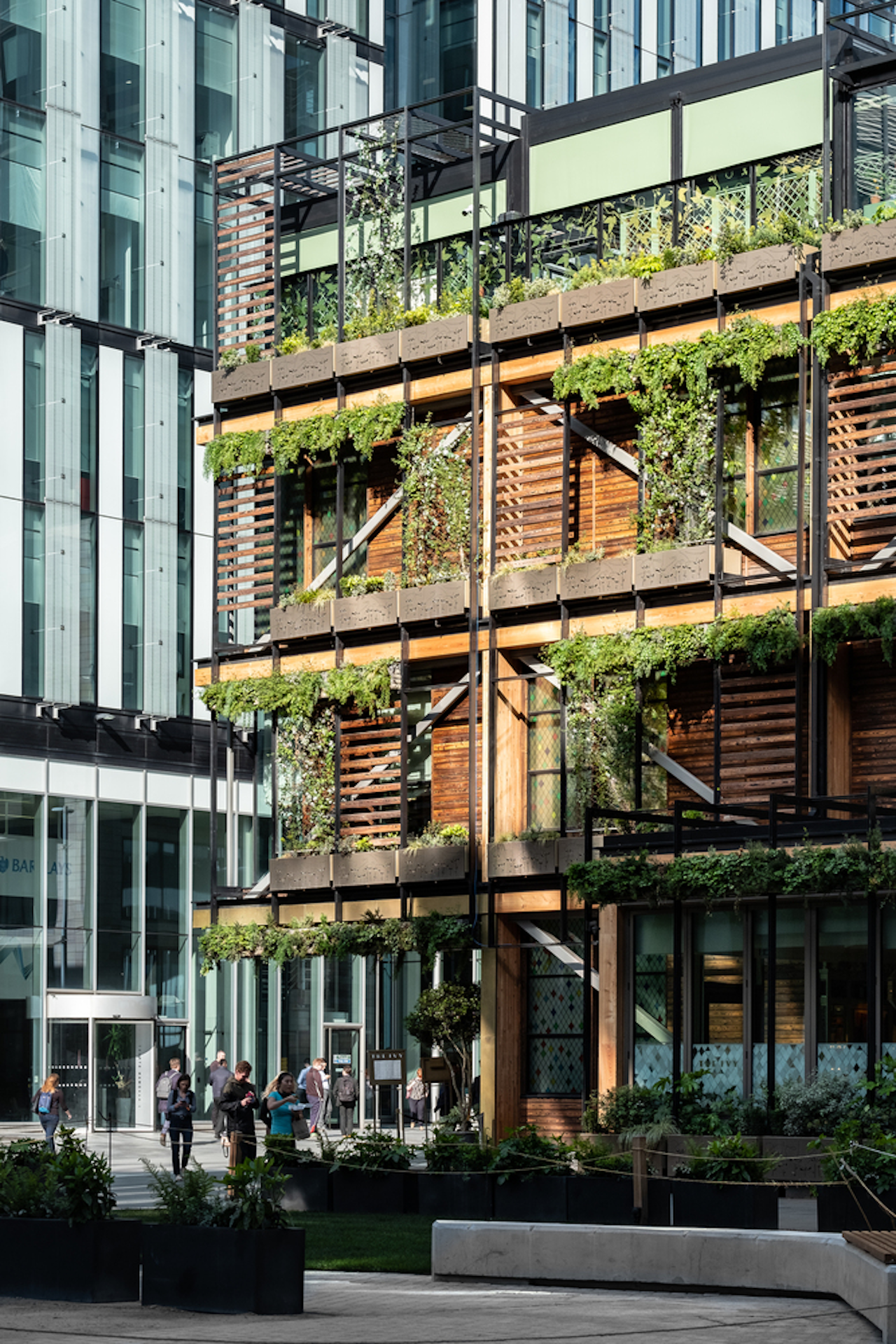 eine Gebäudefassade aus Holz und Pflanzen